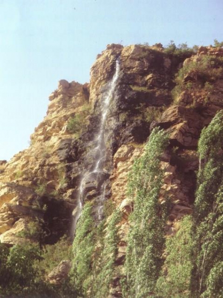 آبشار فصلی هویر (عکس از مجید اسکندری)